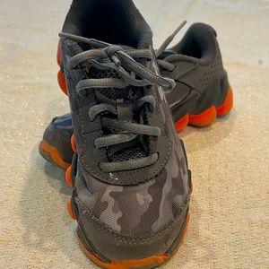 Boys Under armour sneakers on Grey camouflage with orange trim. size 11.5